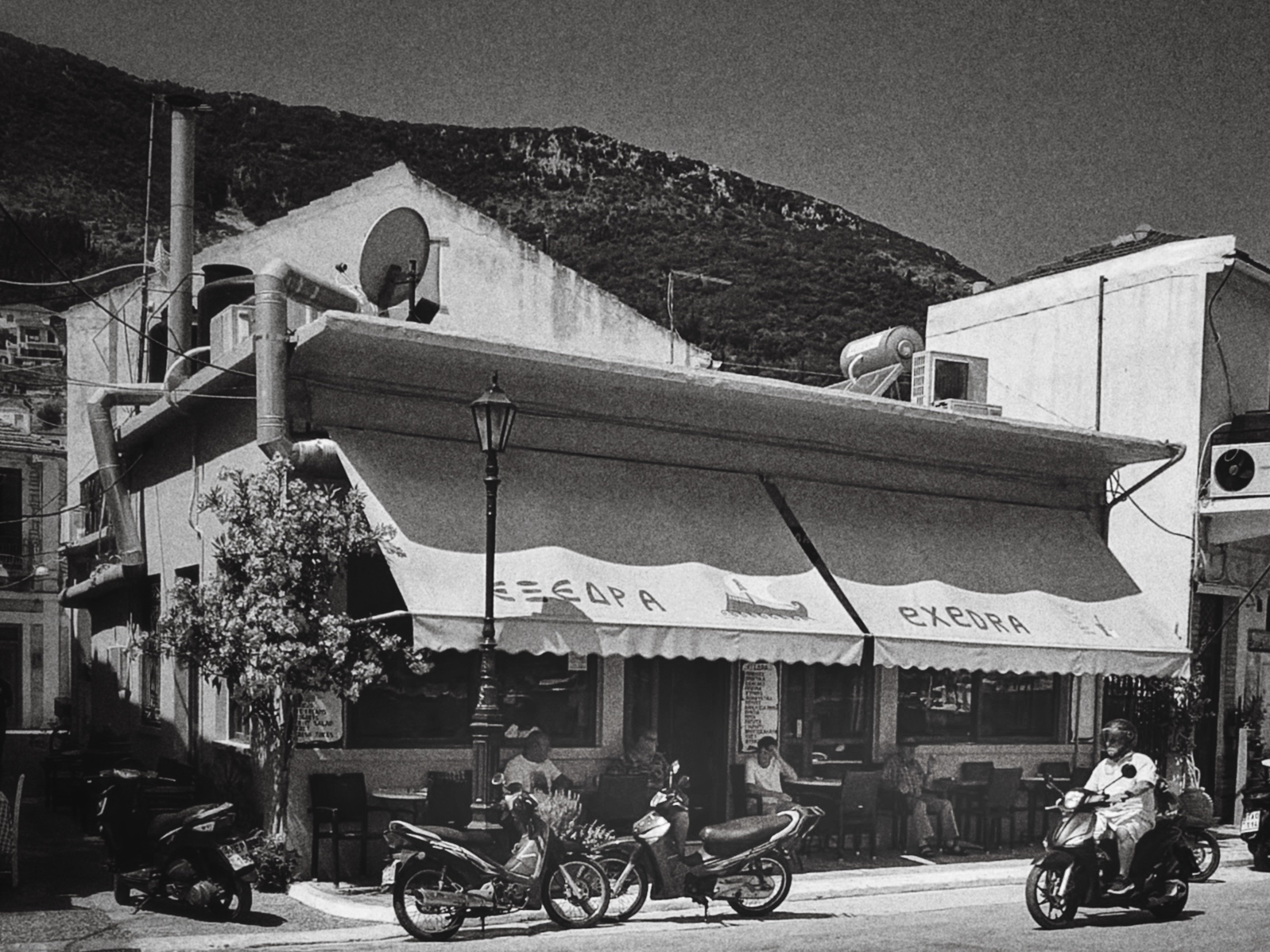 Exedra Taverna (black and white)